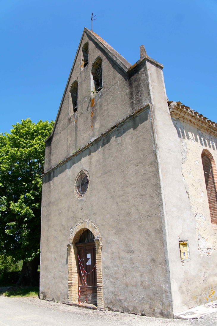 Eglise Saint Hilaire de Durfort. La façade de l'édifice est surmontée d'un clocher-mur triangulaire ajouré de trois arcades. - Durfort-Lacapelette