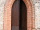 le-portail à voussures en arc bisé est en briques de-l-eglise-de-saint-paul-de-brugues