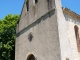Eglise Saint Hilaire de Durfort. La façade de l'édifice est surmontée d'un clocher-mur triangulaire ajouré de trois arcades.