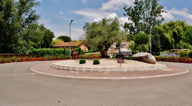 Le Village ( Rond-Point ) - Escatalens