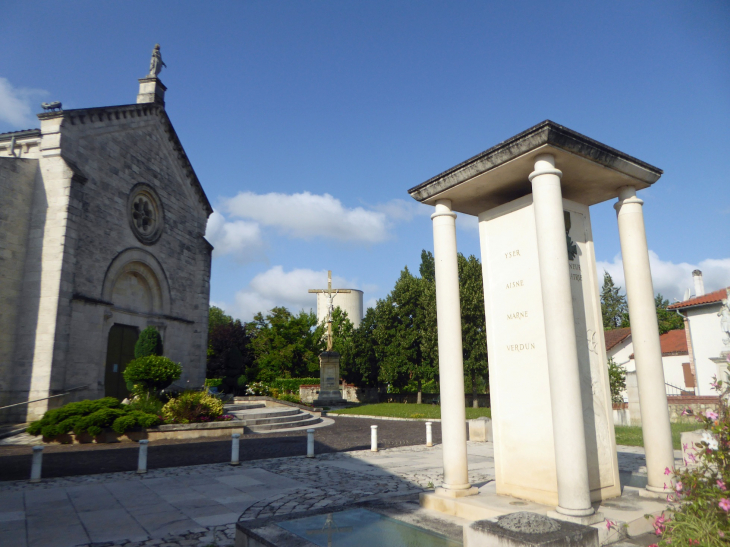 Le monument devant l'église - Golfech