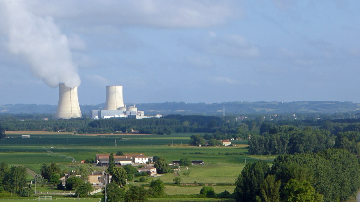 Vue sur le village et la centrale nucléaire - Golfech