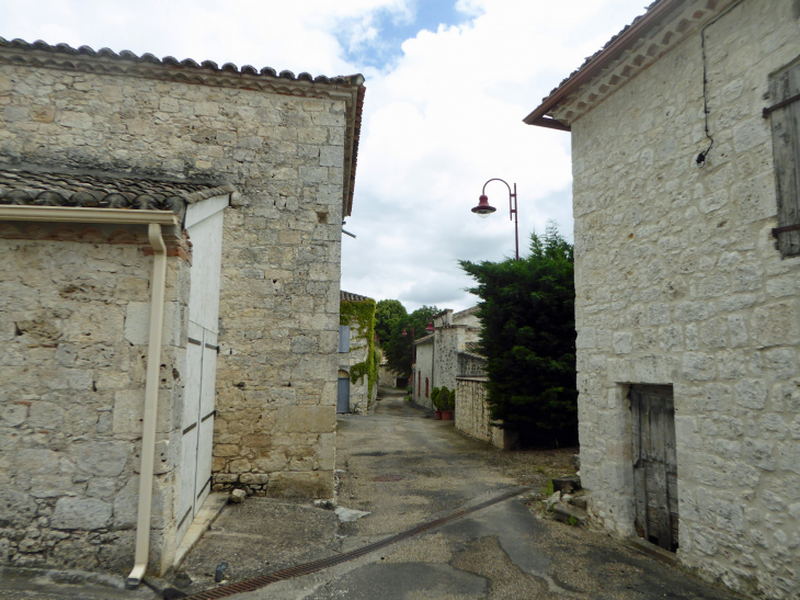 Une rue du village - Lacour