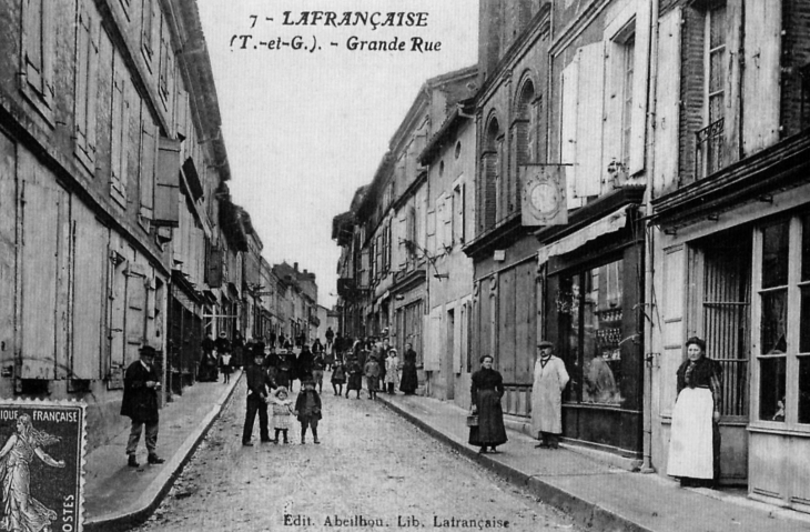 Grande rue, début XXe siècle (carte postale ancienne). - Lafrançaise