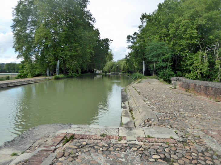 Sur le pont canal latéral de la Garonne - Moissac