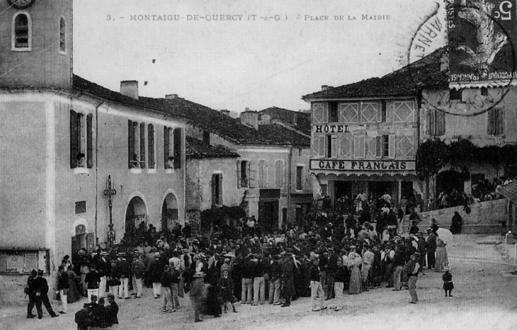 Place de la Mairie, début Xxe siècle (carte postale ancienne). - Montaigu-de-Quercy