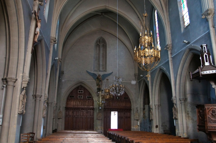 L'intérieur vers le portail de l'église Saint Michel. - Montaigu-de-Quercy