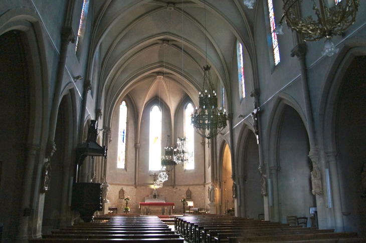 La nef de l'église saint michel, vers le choeur - Montaigu-de-Quercy