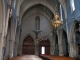 L'intérieur vers le portail de l'église Saint Michel.