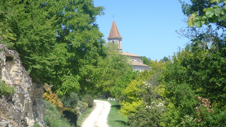 Au détour du chemin de ronde, l'église St Martin - Montjoi
