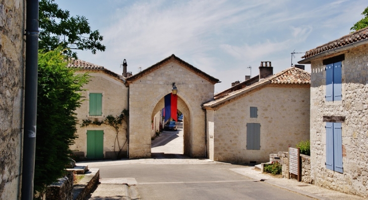 Le Village - Montjoi