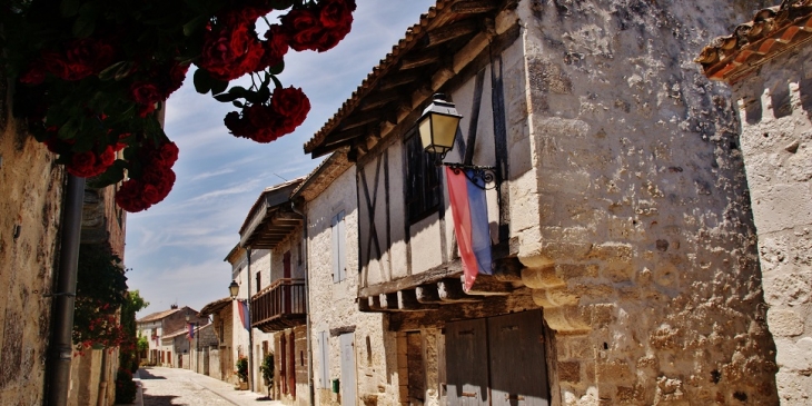 Le Village - Montjoi