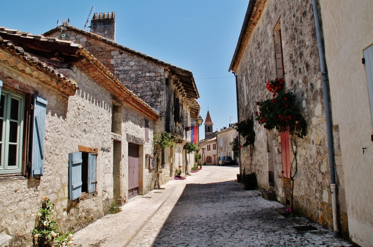 Le Village - Montjoi