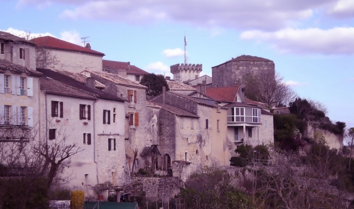 Village construit sur un pic rocheux - Roquecor