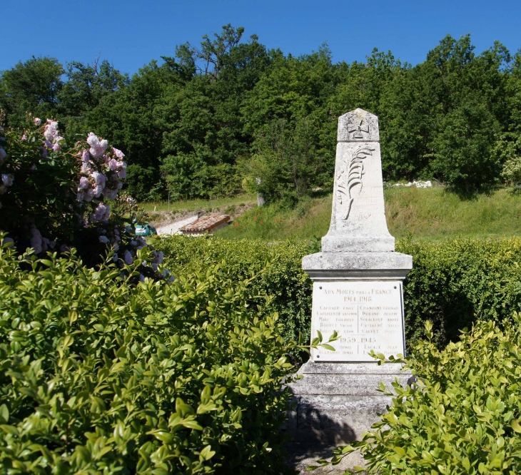 Le Monument aux Morts de Saint Avit. - Saint-Amans-de-Pellagal