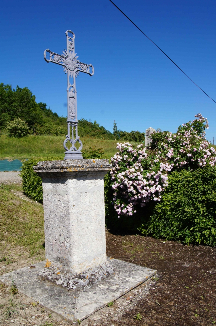 Croix de mission près de l'église de Saint Avit. - Saint-Amans-de-Pellagal