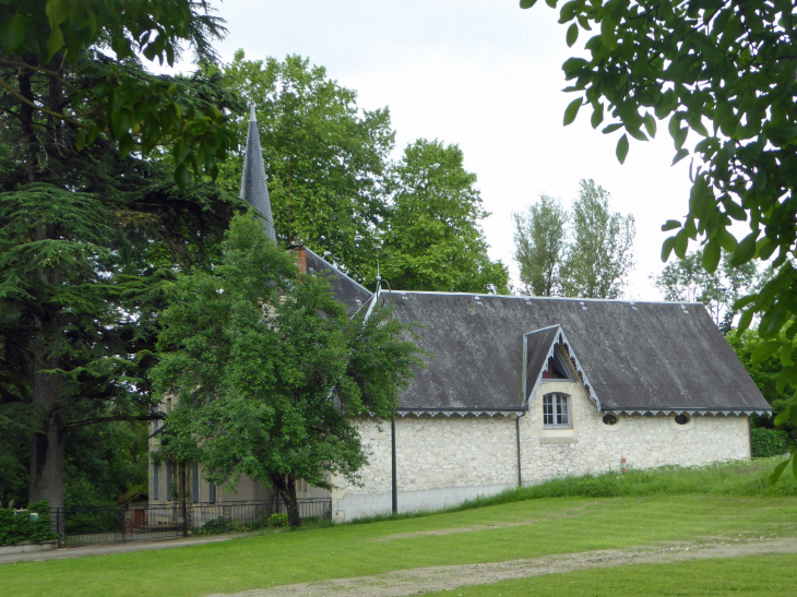 Maison à tourelle dans le village - Touffailles