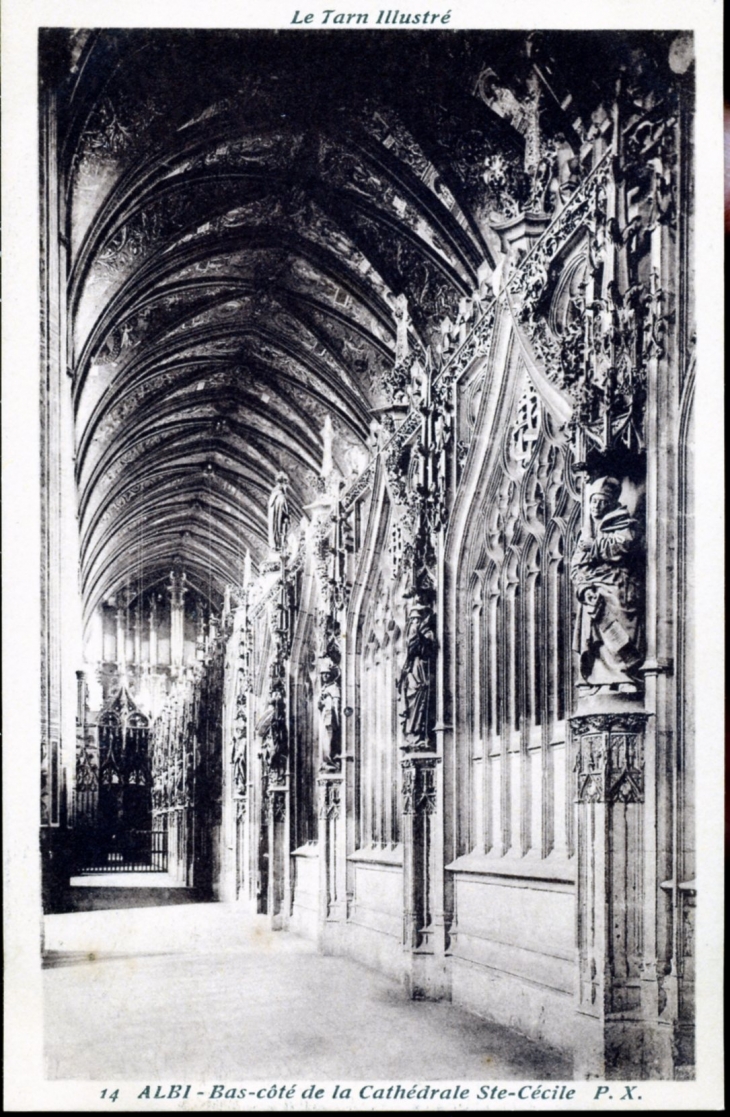 Bas-côté de la Cathédrale saint Catherine, vers 1920 (carte postale ancienne). - Albi