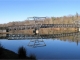 la passerelle sur le plan d'eau de la roucarié