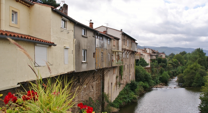 Maisons le long de L'Arn - Bout-du-Pont-de-Larn