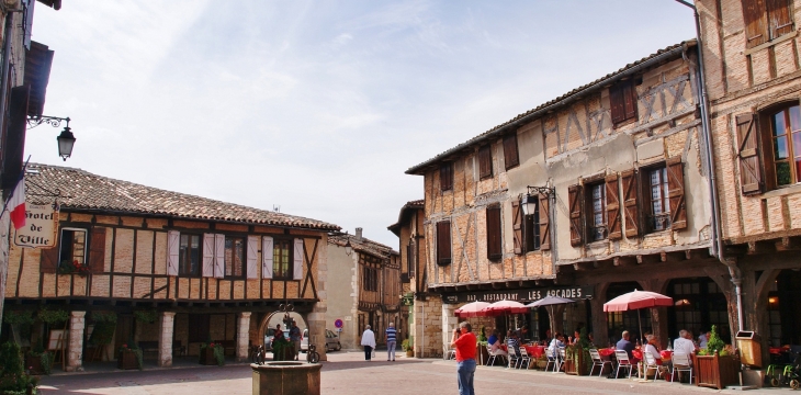 ²Place aux Arcades - Castelnau-de-Montmiral