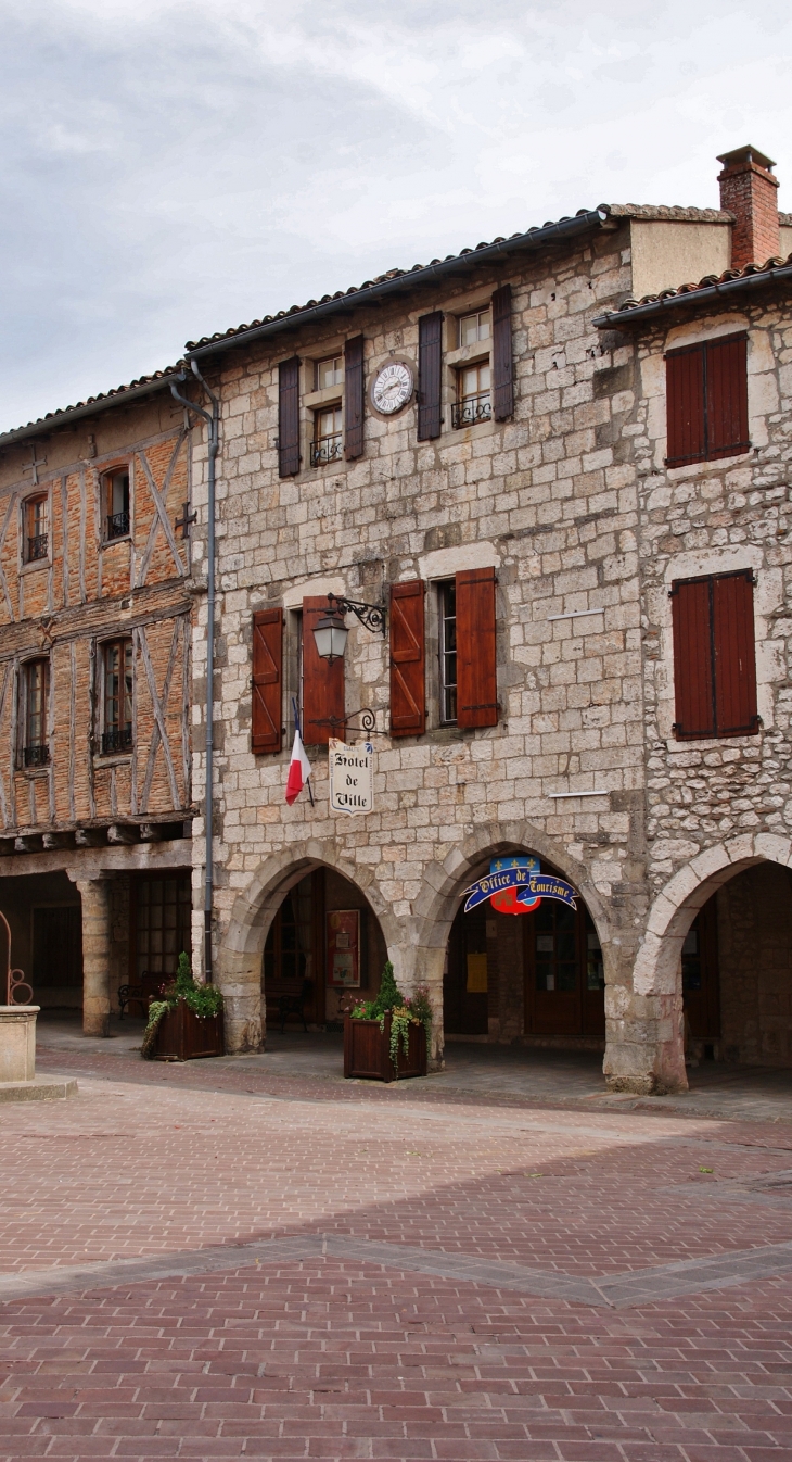 Place aux Arcades  Hotel-de-Ville - Castelnau-de-Montmiral