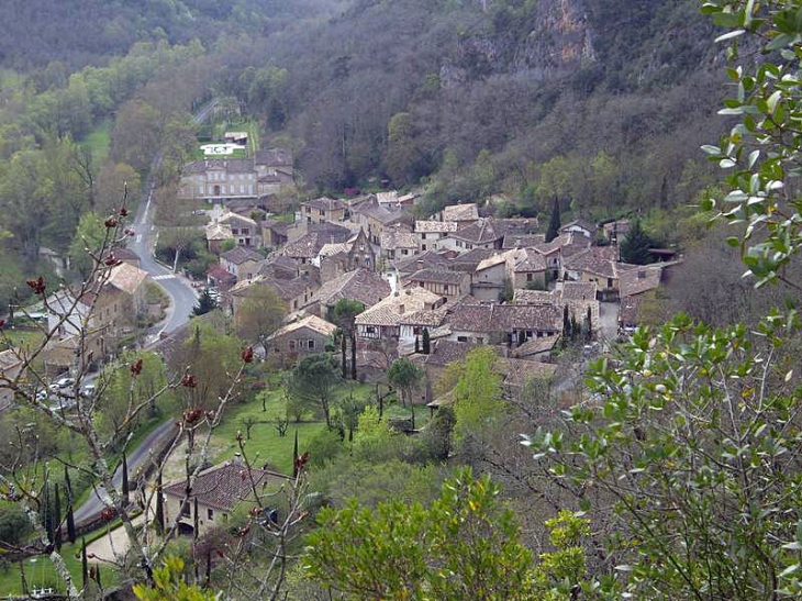 Le village vu de la falaise - Larroque