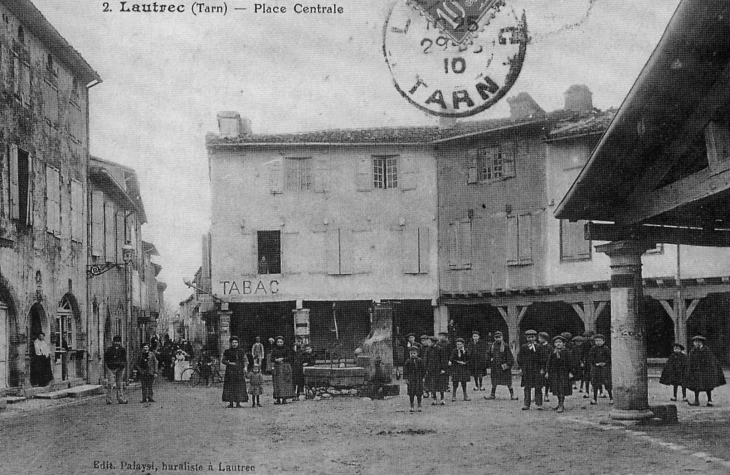 Début XXe siècle, Place Centrale (carte postale ancienne). - Lautrec