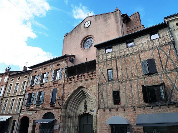 L'église Saint François dans la rue principale - Lavaur