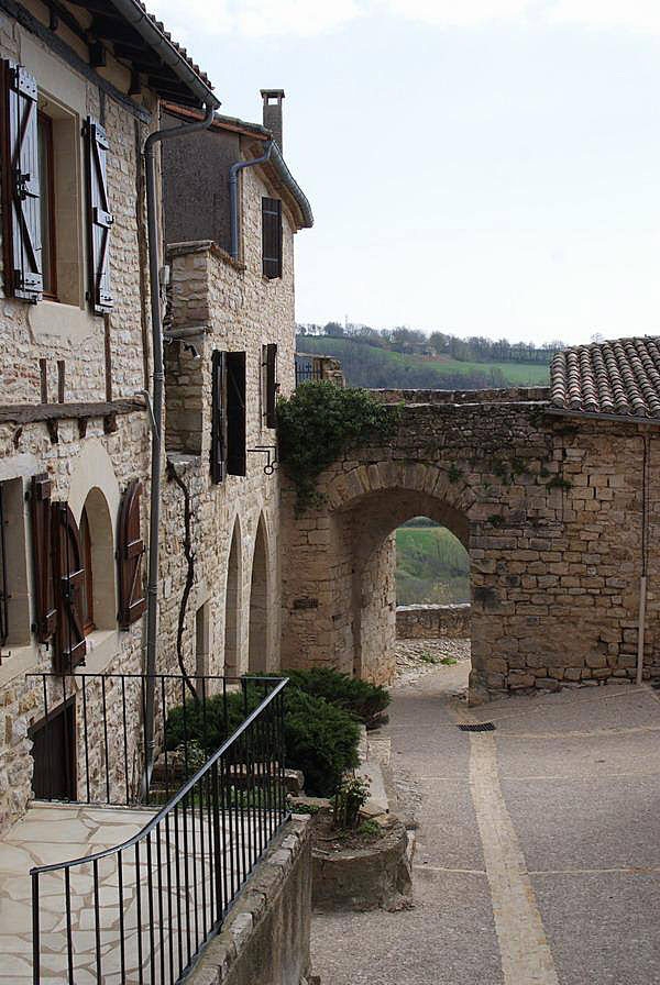 Vers la porte du village - Puycelci