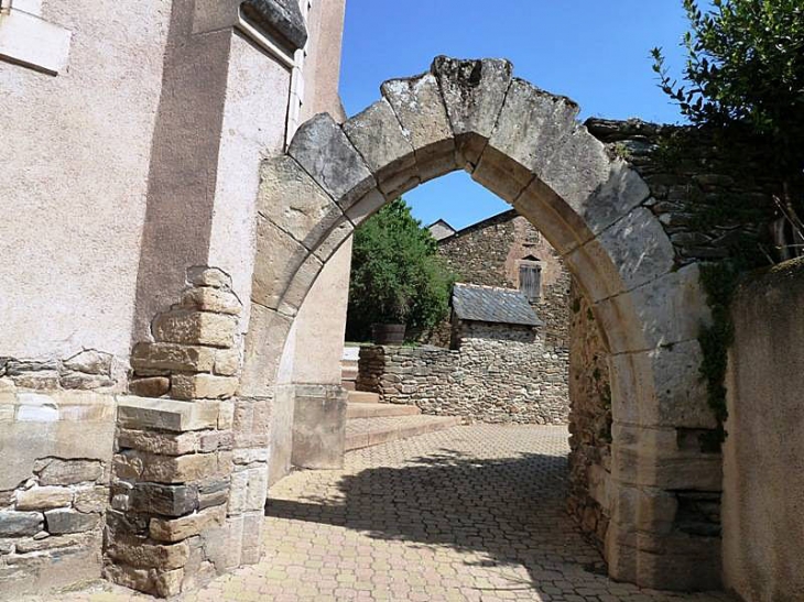 Arche sur le côté de l'église - Trébas