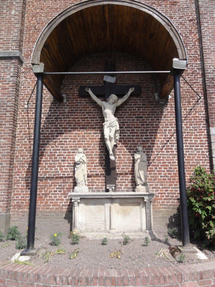 Amfroipret (59144) calvaire devant l'église (monument funéraire)