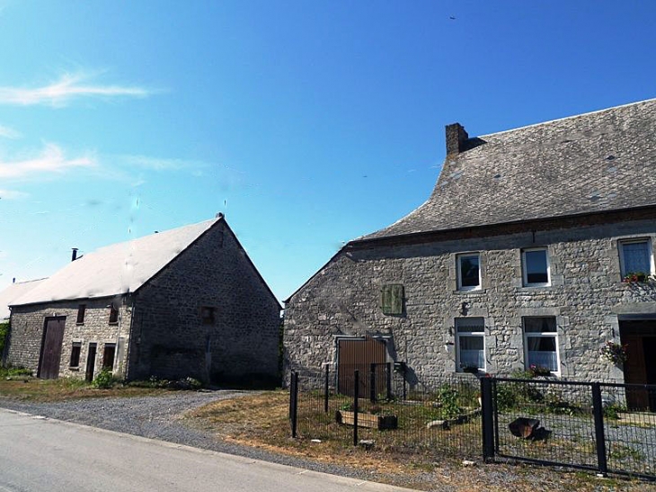 Maisons du village en pierre bleue locale - Baives