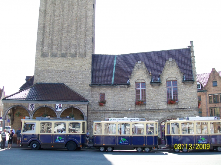 LE PETIT TRAIN DEVANT LE BEFFROI - Bergues