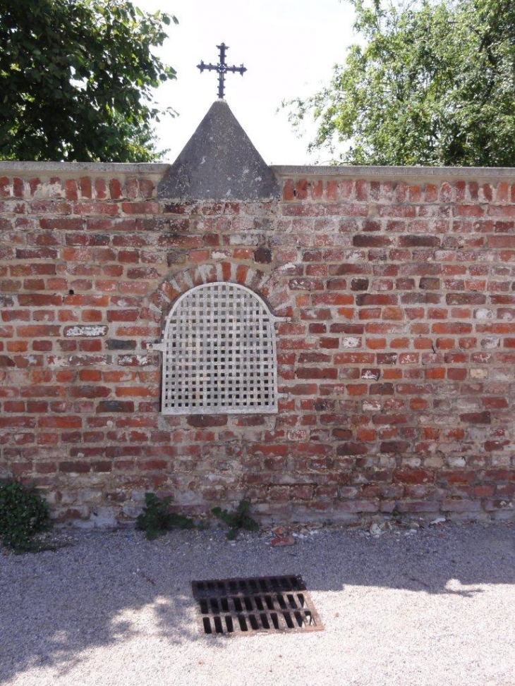 Bermeries (59570) chapelle insérée dans le mur de la Place de Bermeries, récemment aménagée