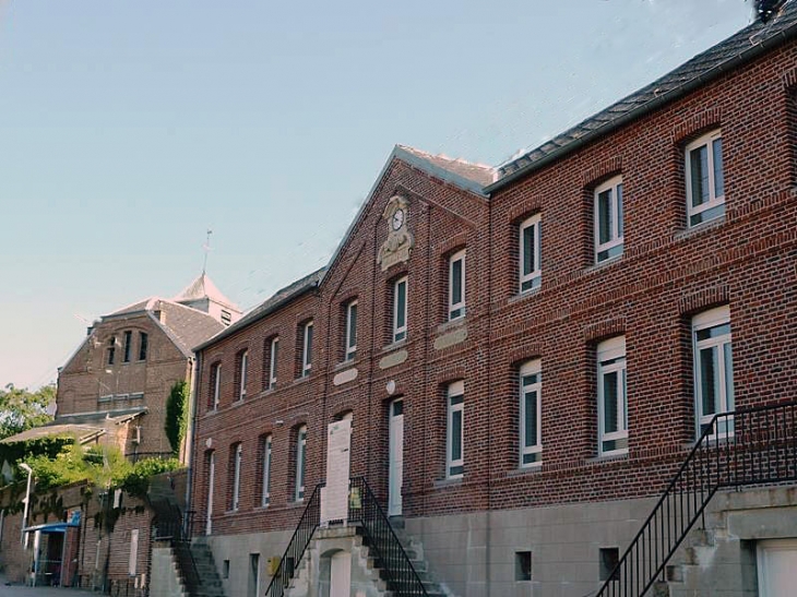 L'ancienne  mairie et l'église - Bertry