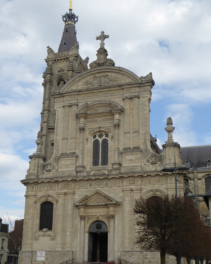 La façade de la cathédrale Notre Dame - Cambrai
