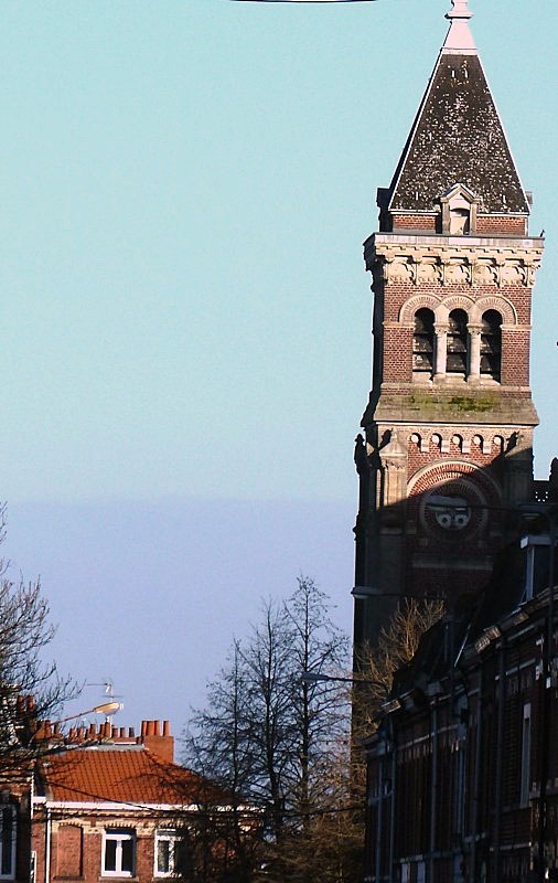 Vue sur le clocher de l'église Saint Pierre - Croix