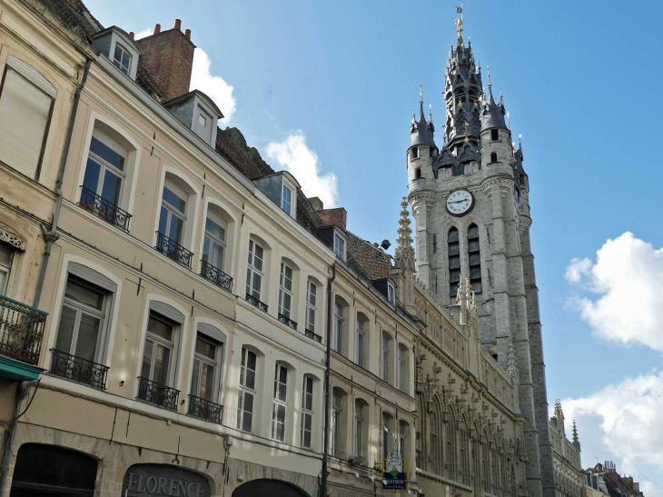La rue de la Mairie et le beffroi - Douai
