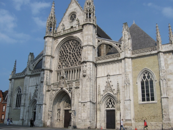 La Cathédrale derrière le Beffroi - Dunkerque