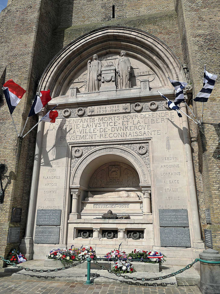 Le monument aux morts au pied du beffroi Saint Eloi - Dunkerque