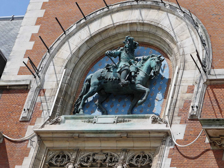 L'hôtel de ville : statue équestre de Louis XIV - Dunkerque