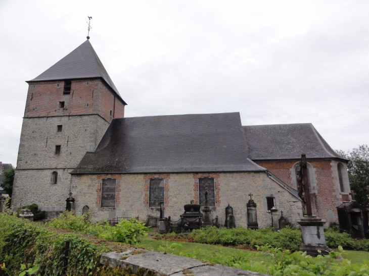 Féron (59610) église fortifiée, vue latérale