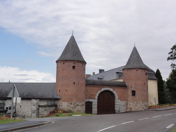 Féron (59610 ferme-château de Pont-de-Sains