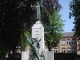 le monument aux morts sur la place verte