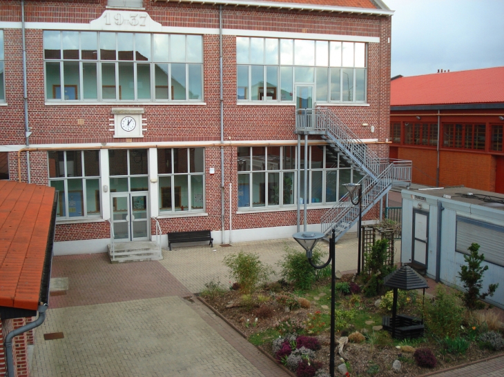 Cour d'école derrière la mairie - Fretin