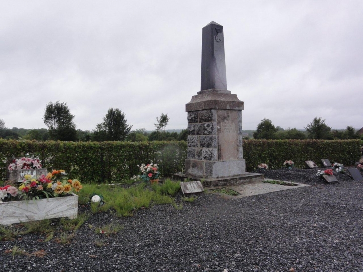 Glageon (59132) deuxième monument aux morts au cimetière