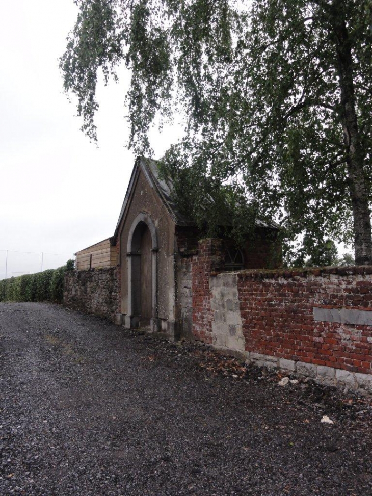 Glageon (59132) ses chapelles: chapelle, rue latérale à l'ouest du D 20