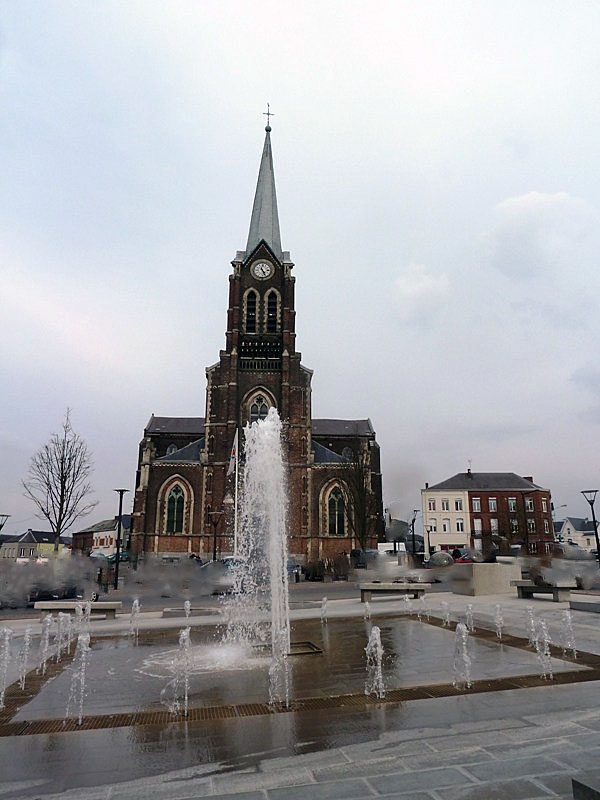Le jet d'eau devant l'église - Hautmont