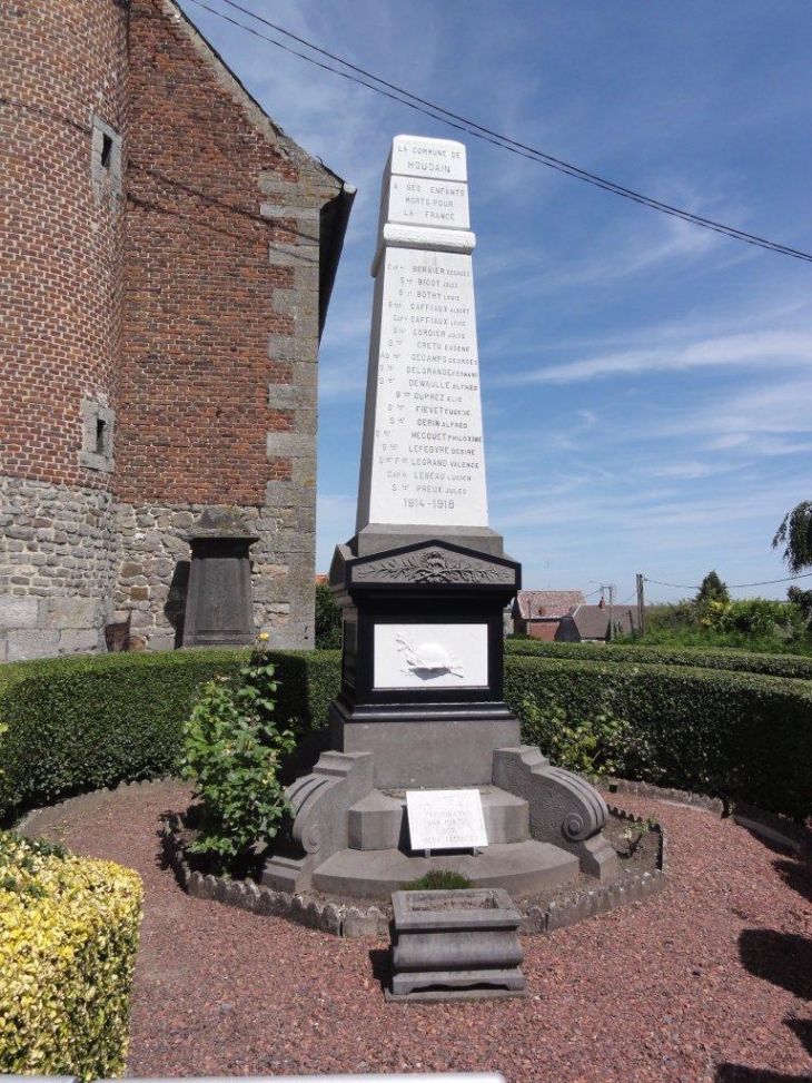 Houdain-lez-Bavay (59570) monument aux morts